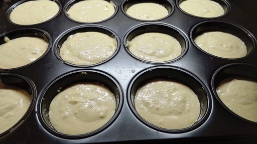 Muffin-Form mit dem Kichererbsenteig füllen