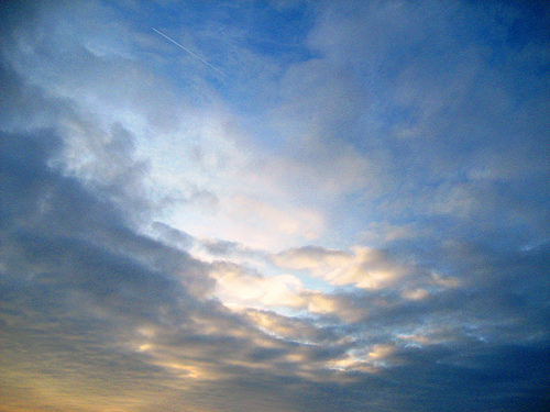 blauer Himmel rosa Wölkchen